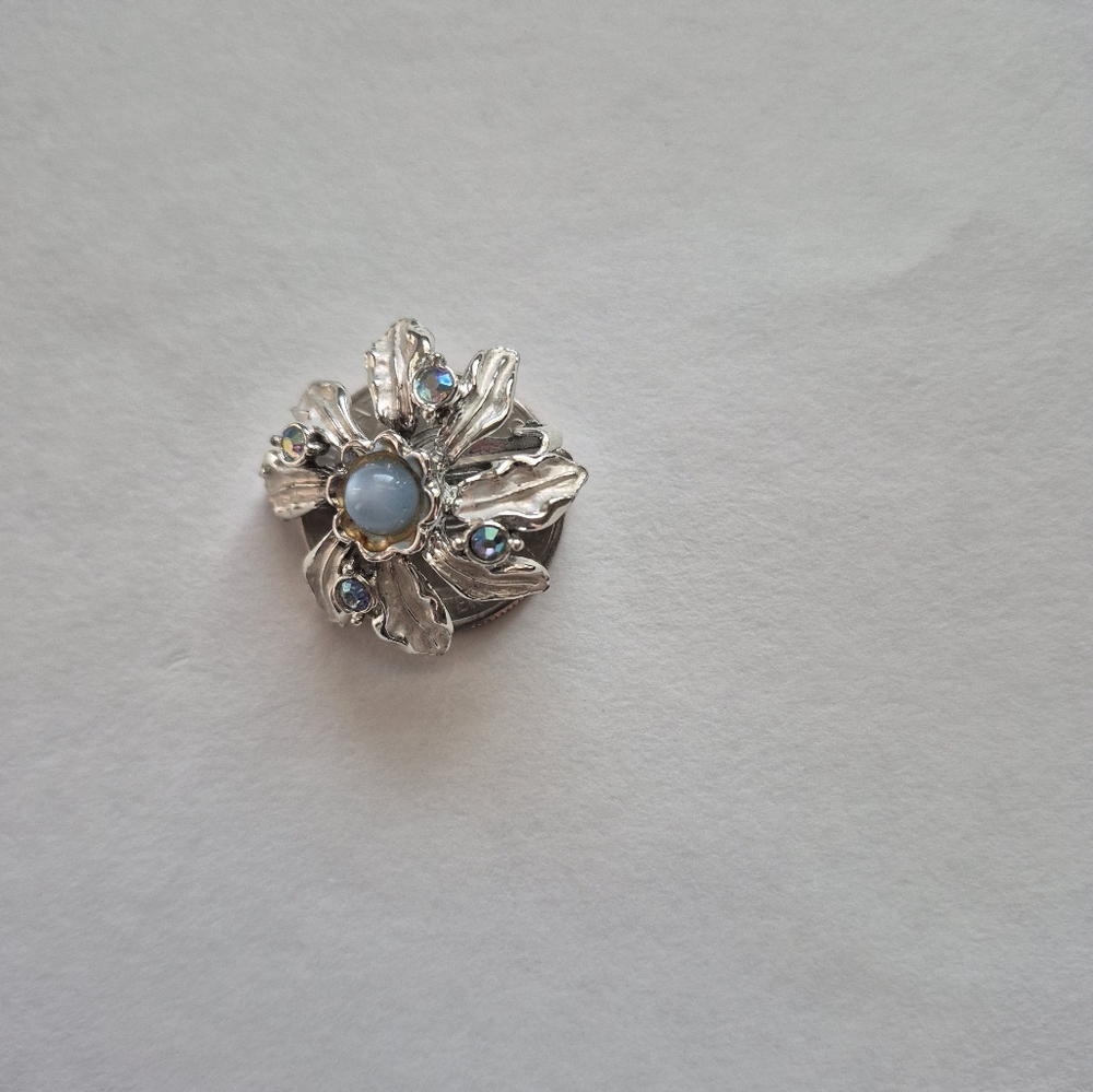 Silver blue Floral Earrings. Clip On Vintage - Picture 6 of 6
